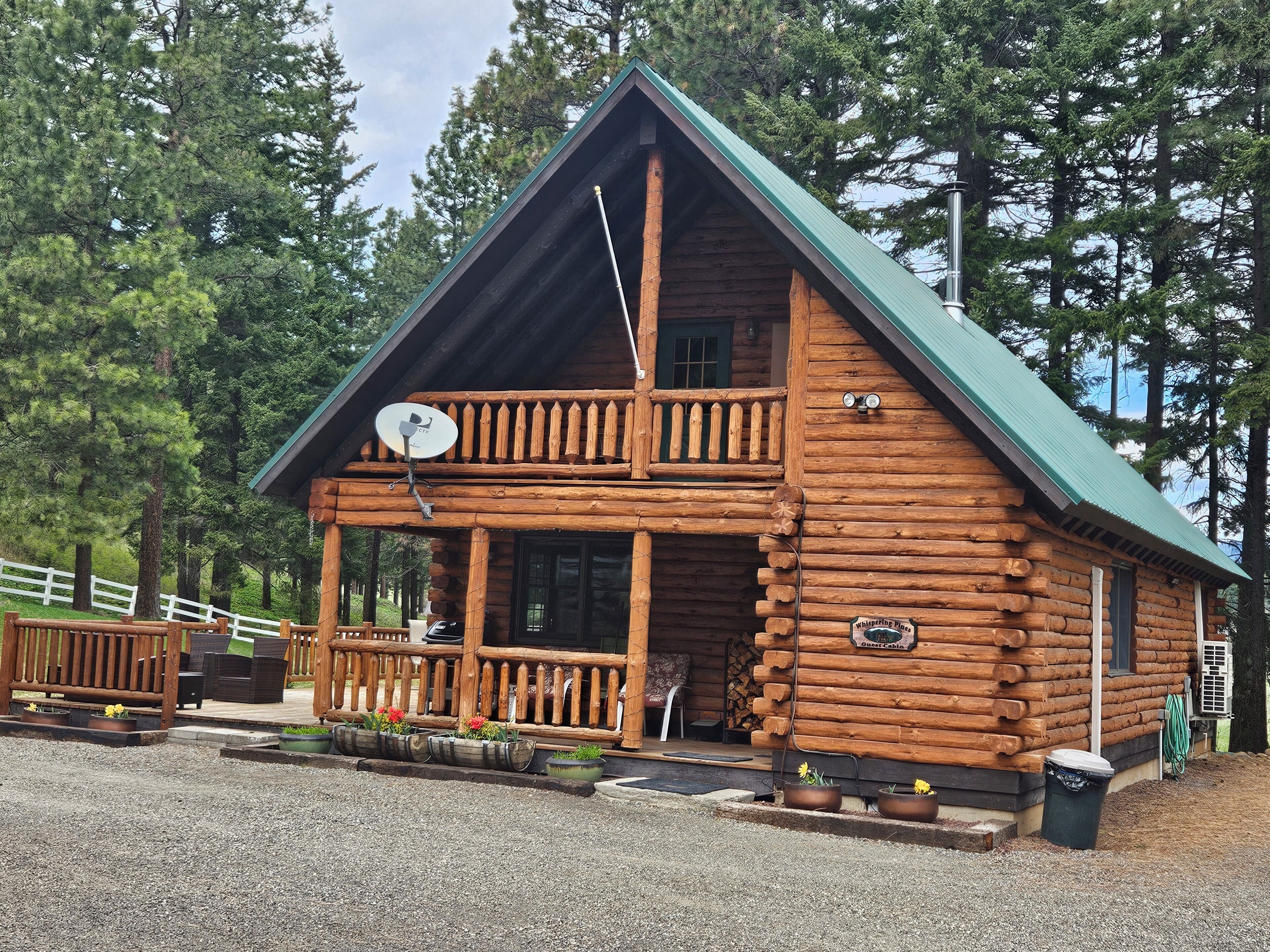 The Whispering Pines Cabin, A romantic hideaway from the stresses of work!