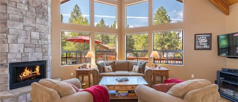 Smart-TV, Kamin, DVD-Player, Bücher