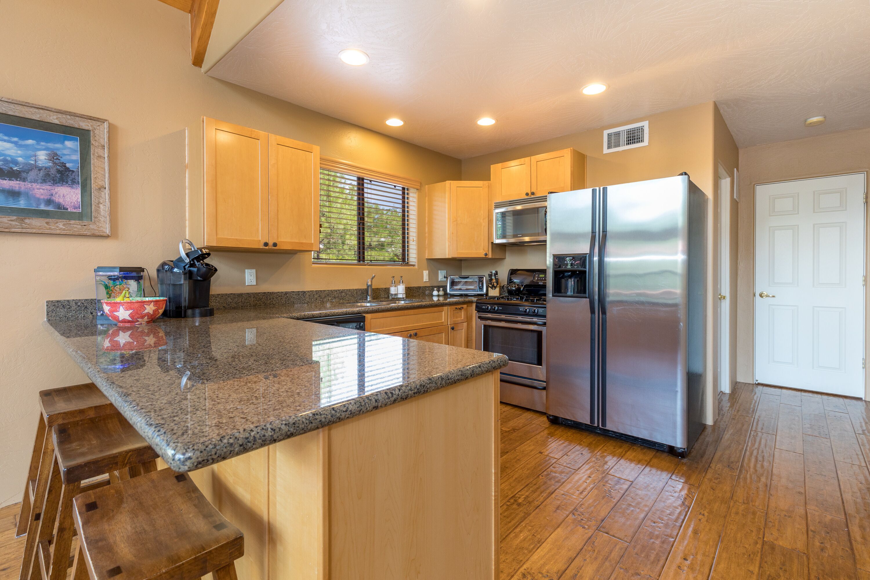 Refrigerador, microondas, horno y parrilla de estufa 