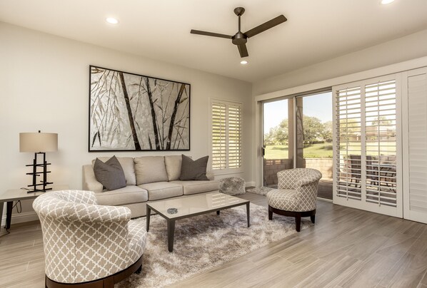 Smart-TV, DVD-Player, Bücher, Stereoanlage