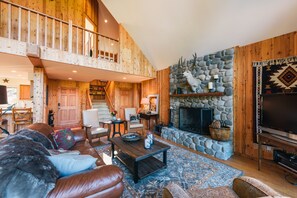 Smart TV, fireplace, ping pong, books