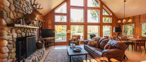 Smart TV, chimenea, tenis de mesa y libros