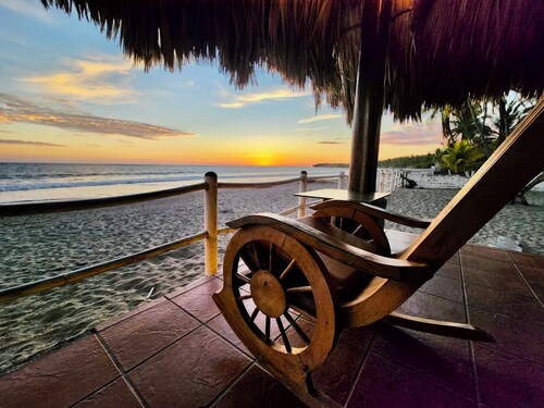 Safest,most beautiful beach, well kept beach front home for relaxing/ocean sport