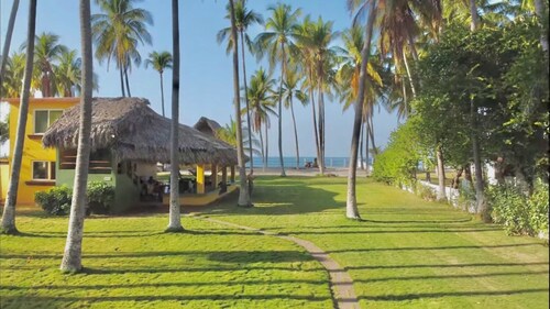 Safest,most beautiful beach, well kept beach front home for relaxing/ocean sport