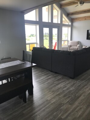 Een smart-tv, een open haard, een dvd-speler en boeken