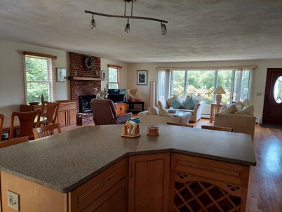 Newly Refreshed! Prime Location - Walk to Nrgst Pier Beach or Narrow River.