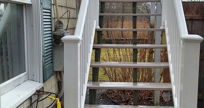 Newly Refreshed! Prime Location - Walk to Nrgst Pier Beach or Narrow River.