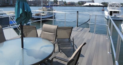 Houseboat located in the beautiful Kittery/ Portsmouth Harbor