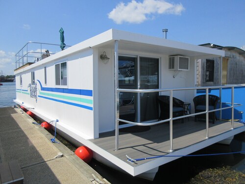 Houseboat located in the beautiful Kittery/ Portsmouth Harbor