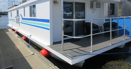 Houseboat located in the beautiful Kittery/ Portsmouth Harbor