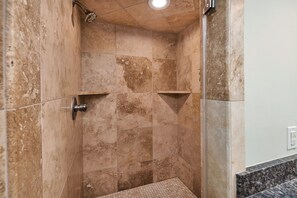 Combined shower/bathtub, hair dryer, towels