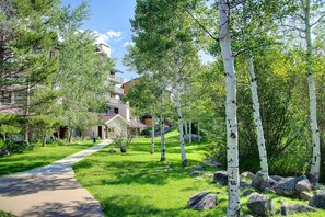 Property grounds - ✨ Mountain Village Studio Loft ⎮Fireplace + WIFI + Hot Tubs (Steamboat Springs)