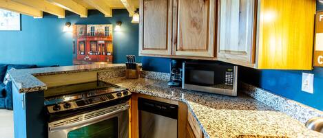 冷蔵庫、電子レンジ、オーブン、コンロ