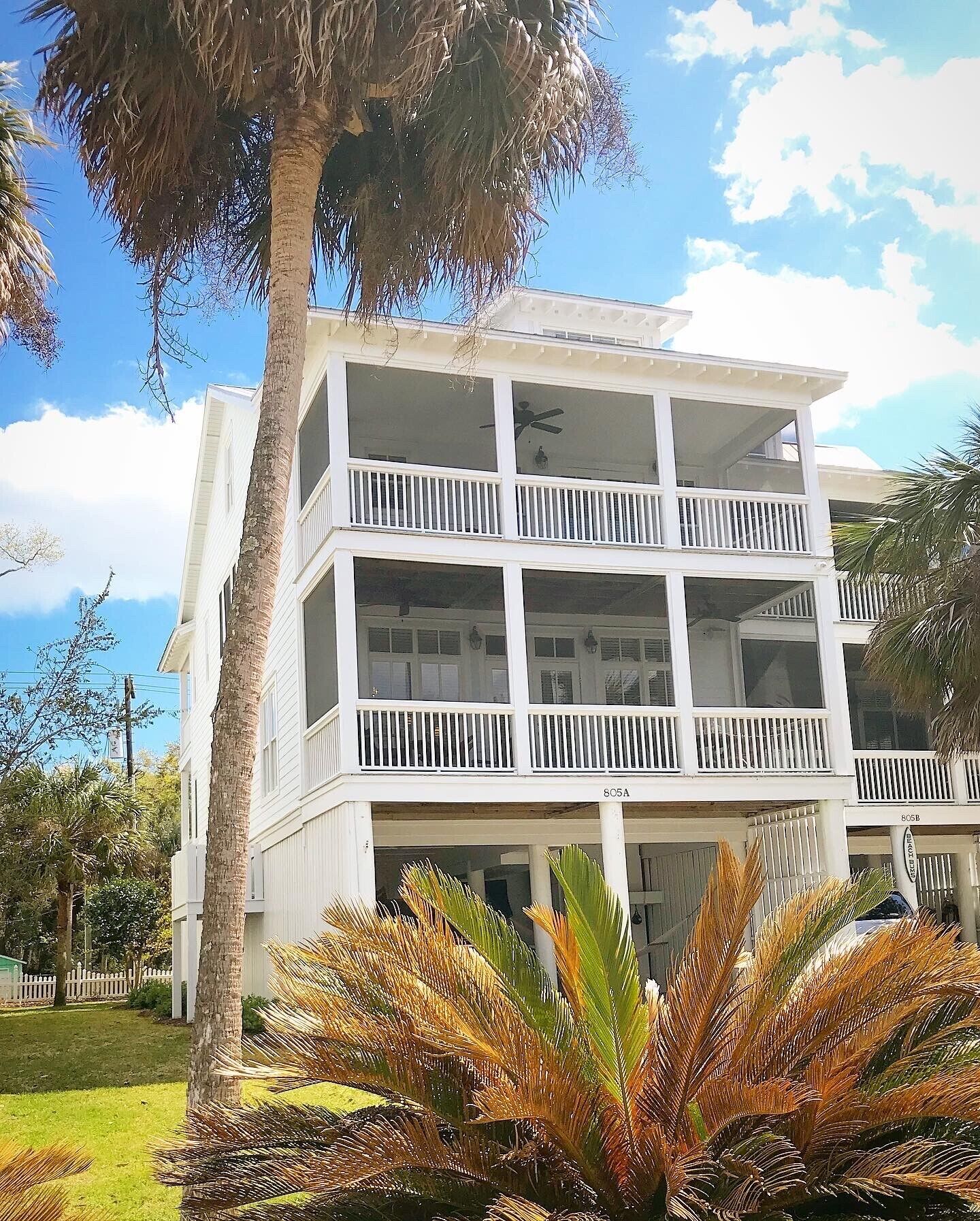 5Bedroom/4bath beautifully appointed, screened porches, short walk to beach