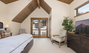 5 soverom, strykejern/-brett, internettilgang og sengetøy