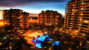 Ein Hotelkomplex mit mehreren Hochhäusern, einem zentral gelegenen Poolbereich mit Wasserspielen und umliegenden Grünflächen.