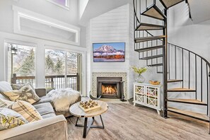 Smart-TV, Kamin, Musikbibliothek, Videothek