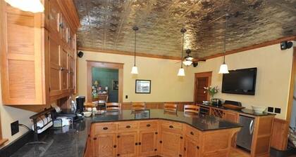 Tritsch House B & B Kauniisti kunnostettu Queen Anne Alma WI - Central Air