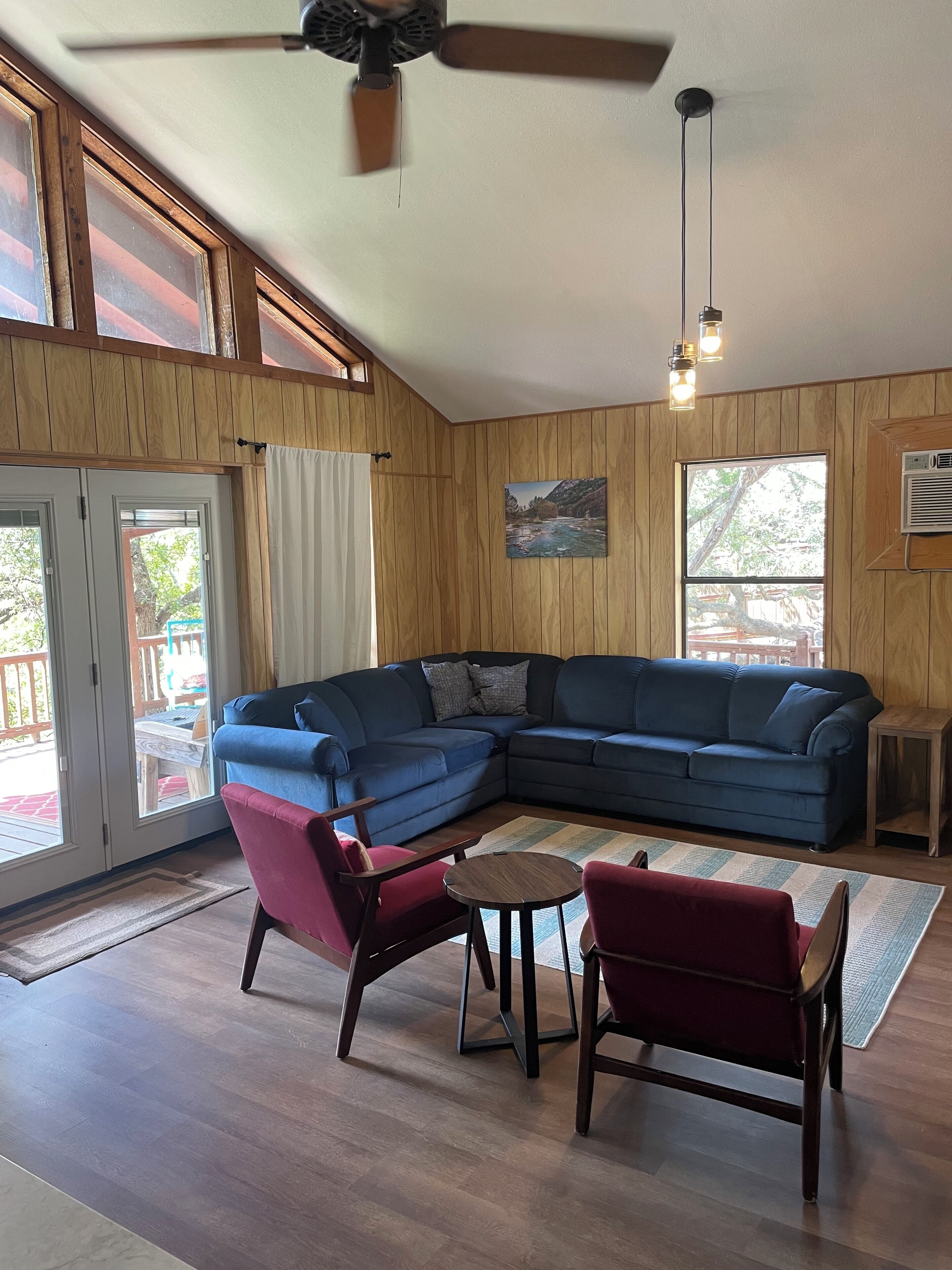 Smart TV, chimenea y libros 