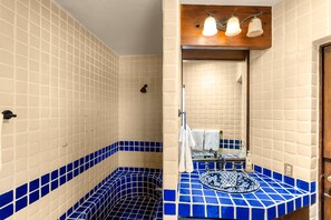 Hårføner, håndklær, såpe og toalettpapir