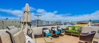 2 Level Townhouse + Sky Deck + Steps to Ocean