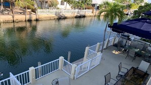 Eine Uferterrasse mit Außenplätzen und Blick auf das Wasser.