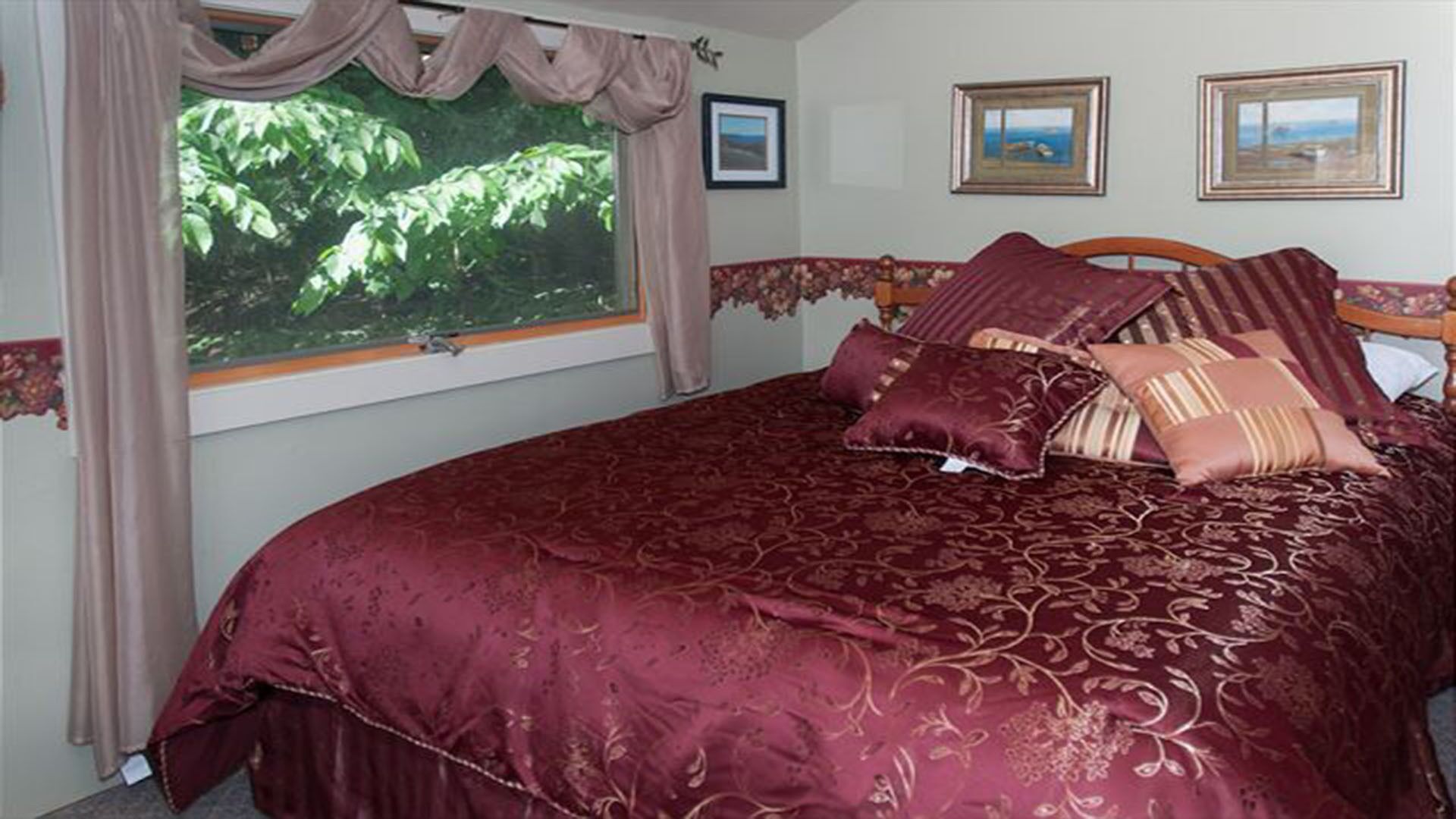 4 quartos, ferros/tábuas de passar roupa, berço de viagem