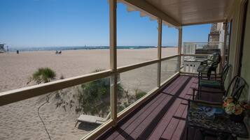 Plage, chaises longues, serviettes de plage