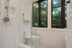Combined shower/bathtub, hair dryer, towels - Columbia Square Restoration: Parking Spot & Courtyard (Savannah)