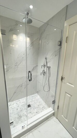 Dusche, Haartrockner, Handtücher, Seife