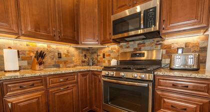 Beautiful Mountain Views from Deck and Walk-Out Patio! Shuttle Stop Nearby!