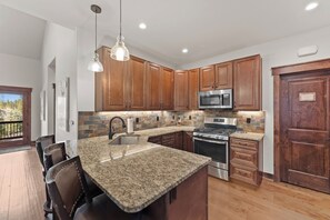 Fridge, microwave, oven, stovetop - Beautiful Mountain Views from Deck and Walk-Out Patio! Shuttle Stop Nearby! (Keystone)