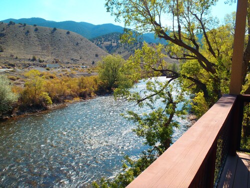 Luxury Unit on the Arkansas River 4 Blocks to Downtown, Large Bed Suites