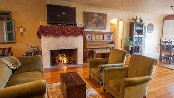 TV, fireplace, DVD player, books