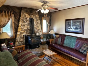 تلفزيون ذكي، مدفأة، مشغل دي في دي، كُتُب