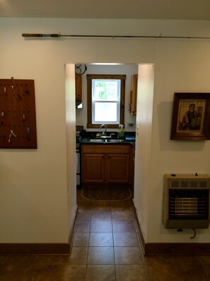 Kühlschrank, Ofen, Herdplatte, Wasserkocher mit Kaffee-/Teezubehör