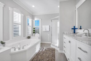 Combined shower/tub, jetted tub, hair dryer, towels