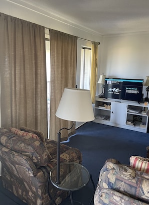 Smart-tv, een dvd-speler en een stereo