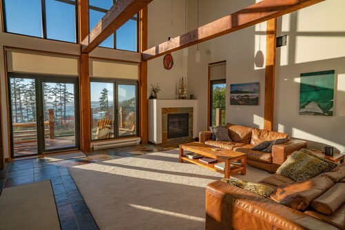 Luxury Oceanview Condo • 3BD+Loft • Deck • Fireplaces • 5 min to Beach & Trails