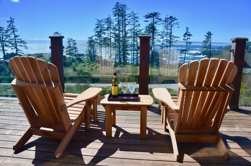 Luxury Oceanview Condo • 3BD+Loft • Deck • Fireplaces • 5 min to Beach & Trails