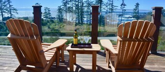 Luxury Oceanview Condo • 3BD+Loft • Deck • Fireplaces • 5 min to Beach & Trails