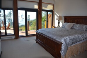 4 bedrooms, desk, iron/ironing board, travel cot
