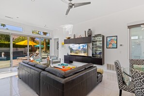 Smart-tv, dvd-afspiller, stereoanlæg