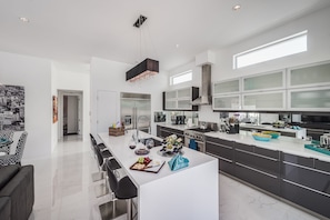 Fridge, microwave, oven, stovetop - Spring into Palm Springs and escape winter! (Palm Springs)