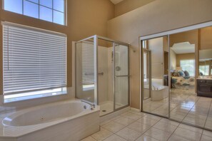 Combined shower/bathtub, jetted bath, hair dryer, towels
