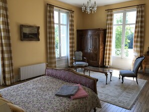 10 bedrooms, iron/ironing board, WiFi, bed sheets