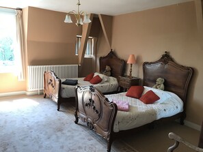 10 chambres, fer et planche à repasser, Wi-Fi, draps fournis