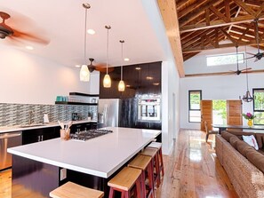 Jääkaappi, mikroaaltouuni, uuni, liesi