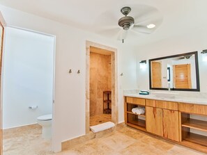 Douche, sèche-cheveux, serviettes fournies