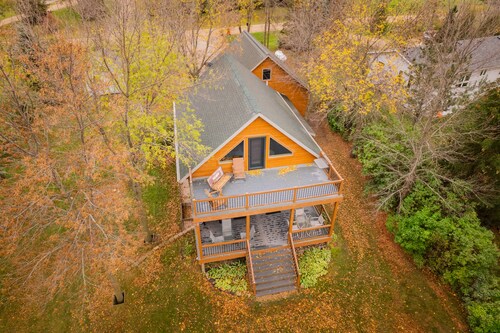 Lakeside 3-bdrm chalet cabin near Alexandria - minutes from Carlos Creek Winery!